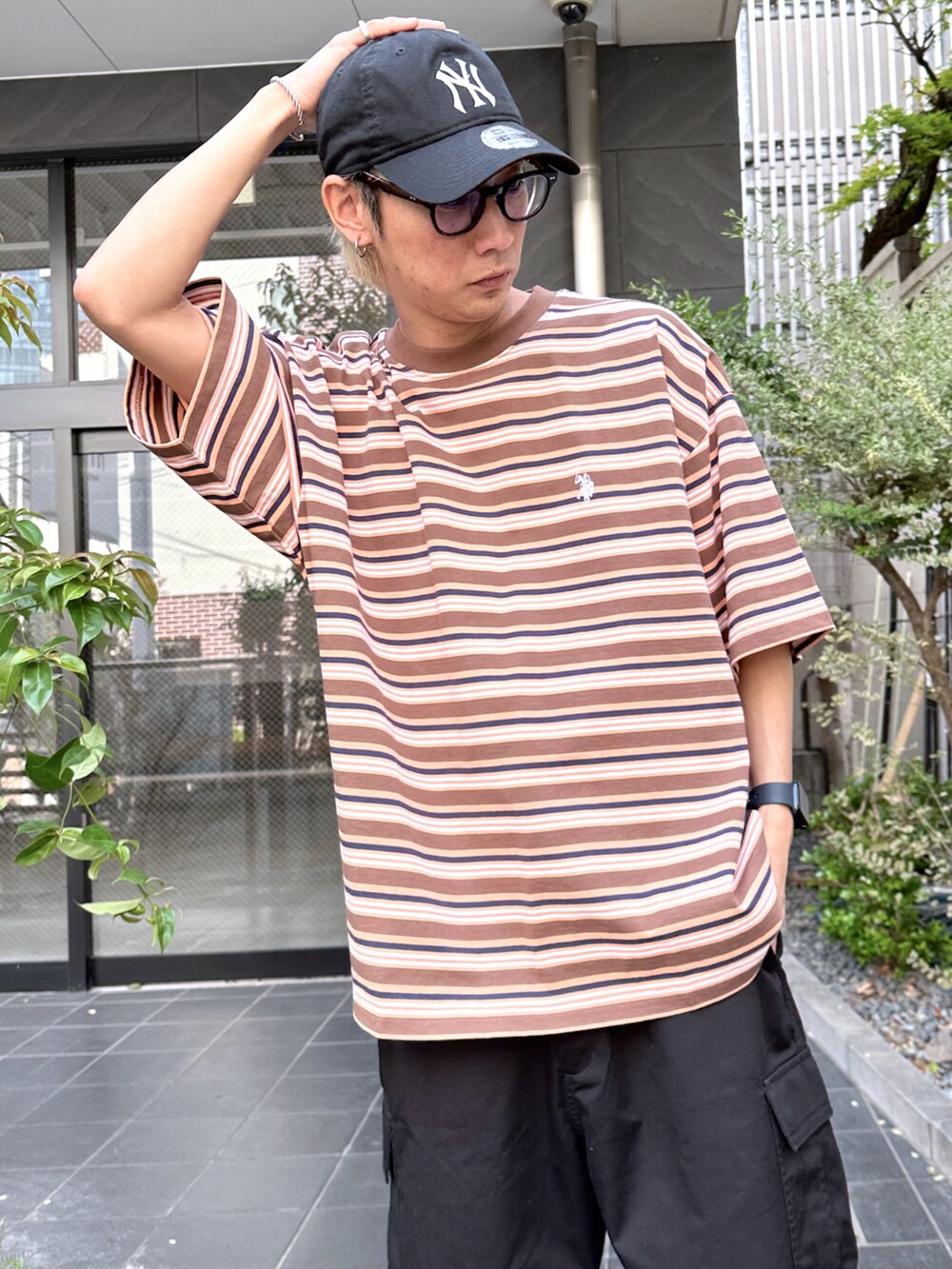 その他のTシャツ/カットソー、ブラック系のカーゴパンツ、その他のキャップを着用したメンズの春コーディネートの5枚目の写真