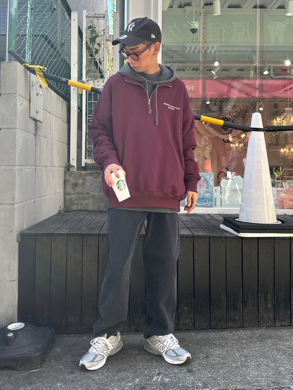 レッド系のスウェット、ブラック系のデニムパンツ、ブラック系のTシャツ/カットソーを着用したメンズの秋コーディネートの3枚目の写真