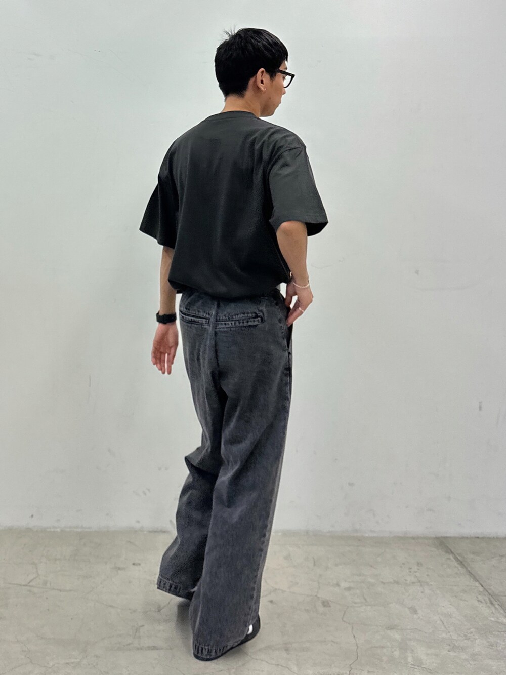 その他のTシャツ/カットソー、ブラック系のデニムパンツ、ブラック系のスニーカーを着用したメンズの春コーディネートの2枚目の写真