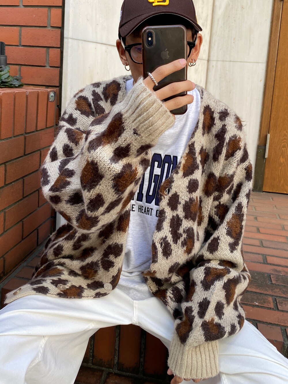 その他のカーディガン/ボレロ、グレー系のスウェット、ホワイト系のカーゴパンツを着用したメンズの秋コーディネートの5枚目の写真