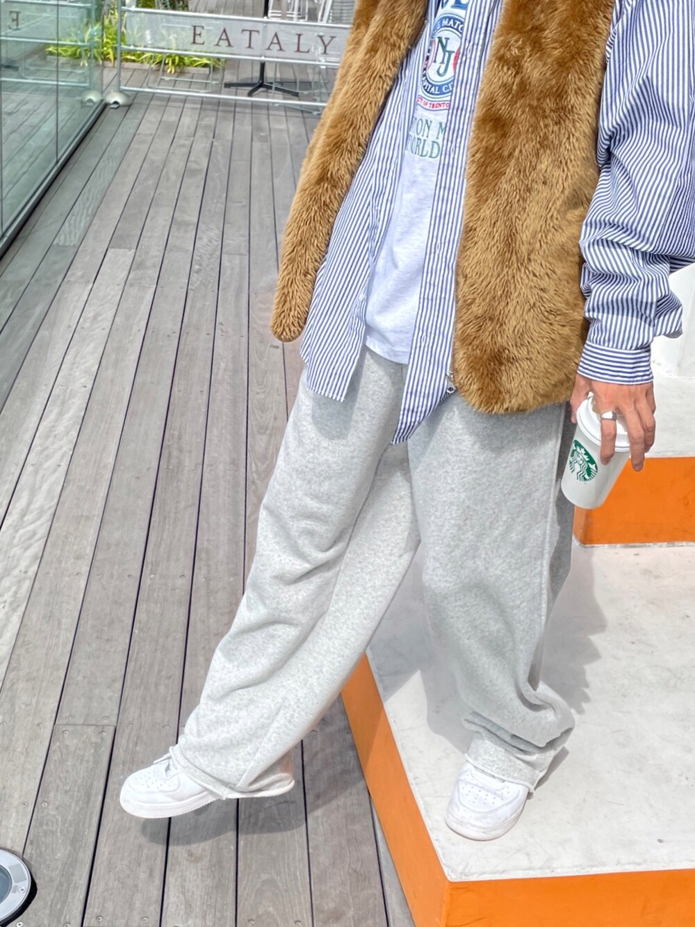 ブラウン系のベスト、ブルー系のシャツ/ブラウス、グレー系のTシャツ/カットソーを着用したメンズの秋コーディネートの3枚目の写真