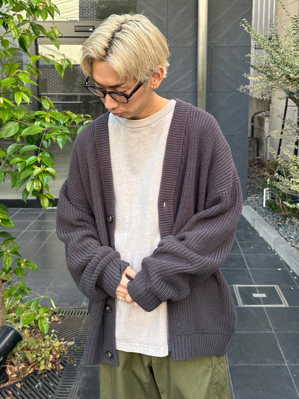 グレー系のカーディガン/ボレロ、グレー系のTシャツ/カットソー、グリーン系のカーゴパンツを着用したメンズの冬コーディネートの5枚目の写真