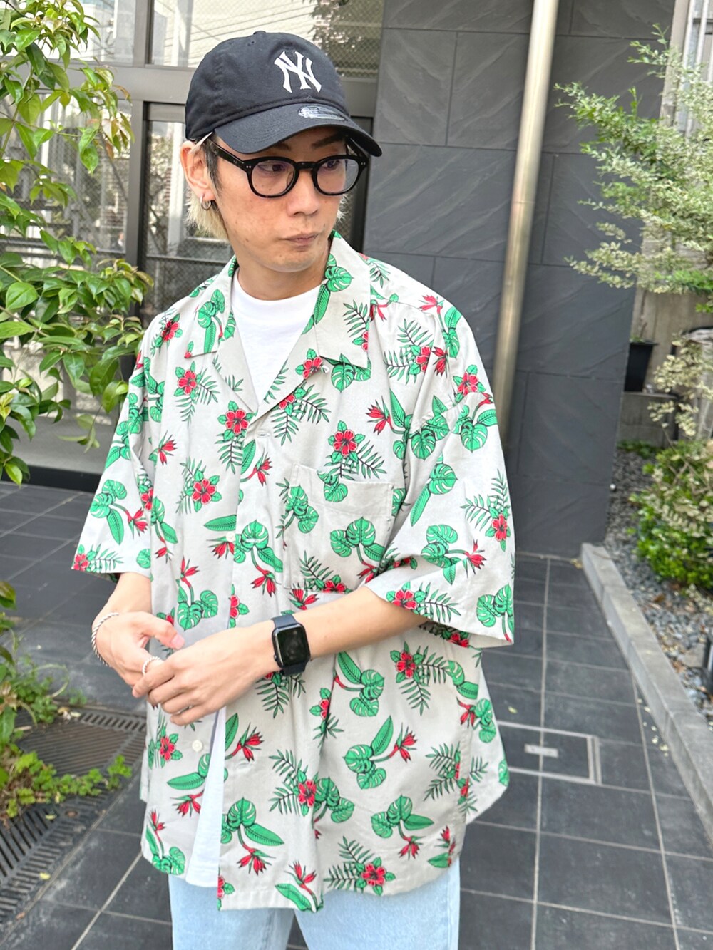 その他のシャツ/ブラウス、ホワイト系のTシャツ/カットソー、ブルー系のデニムパンツを着用したメンズの春コーディネートの4枚目の写真