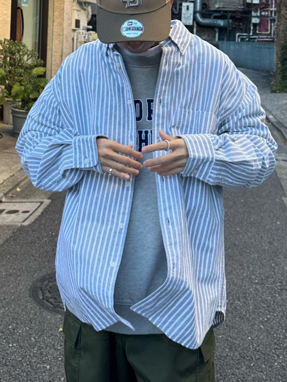 グリーン系のシャツ/ブラウス、グレー系のスウェット、グリーン系のカーゴパンツを着用したメンズの冬コーディネートの5枚目の写真