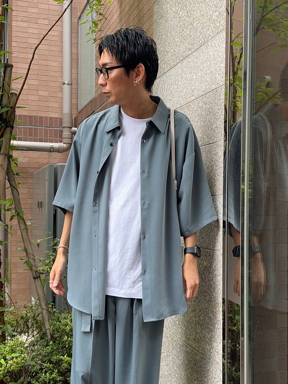 ブルー系のシャツ/ブラウス、ホワイト系のタンクトップ、ブラック系のサンダルを着用したメンズの夏コーディネートの4枚目の写真