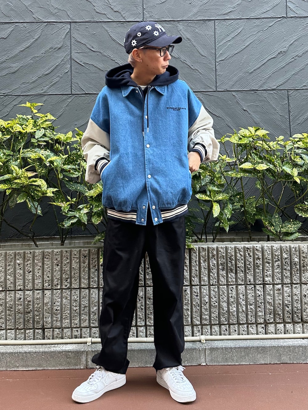 ブルー系のスタジャン、ブルー系のパーカー、ブラック系のチノパンツを着用したメンズの冬コーディネートの3枚目の写真