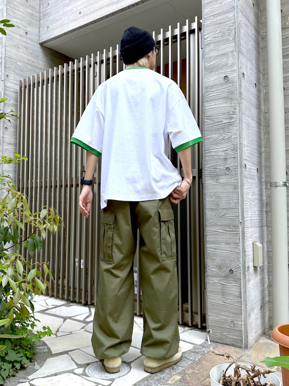 その他のTシャツ/カットソー、グリーン系のカーゴパンツ、ベージュ系のモカシン/デッキシューズを着用したメンズの春コーディネートの3枚目の写真