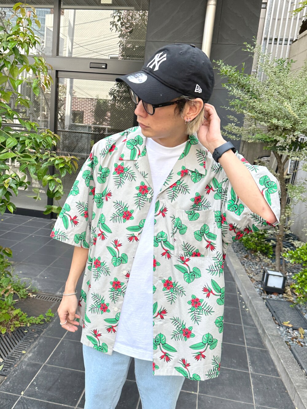 その他のシャツ/ブラウス、ホワイト系のTシャツ/カットソー、ブルー系のデニムパンツを着用したメンズの春コーディネートの5枚目の写真