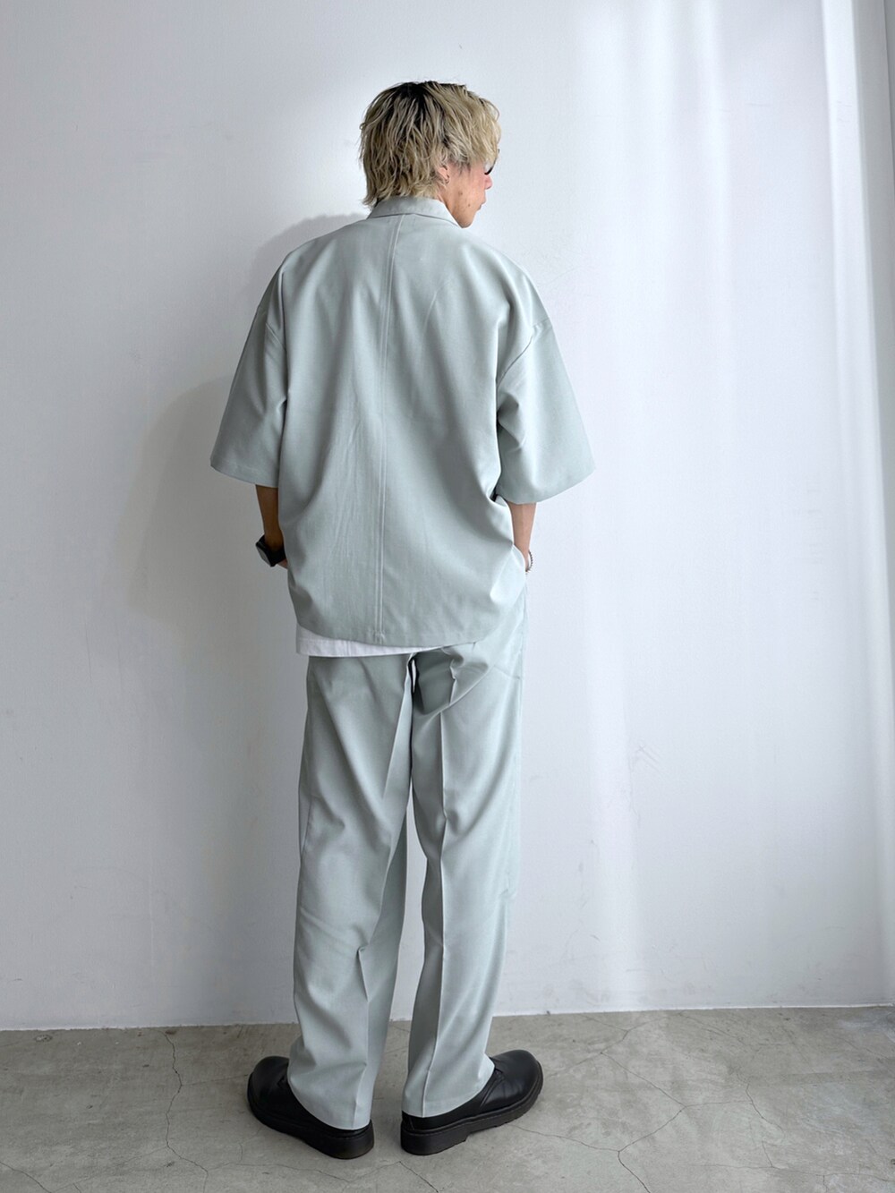 グレー系のシャツ/ブラウス、ホワイト系のTシャツ/カットソー、グレー系のスラックスを着用したメンズの春コーディネートの3枚目の写真