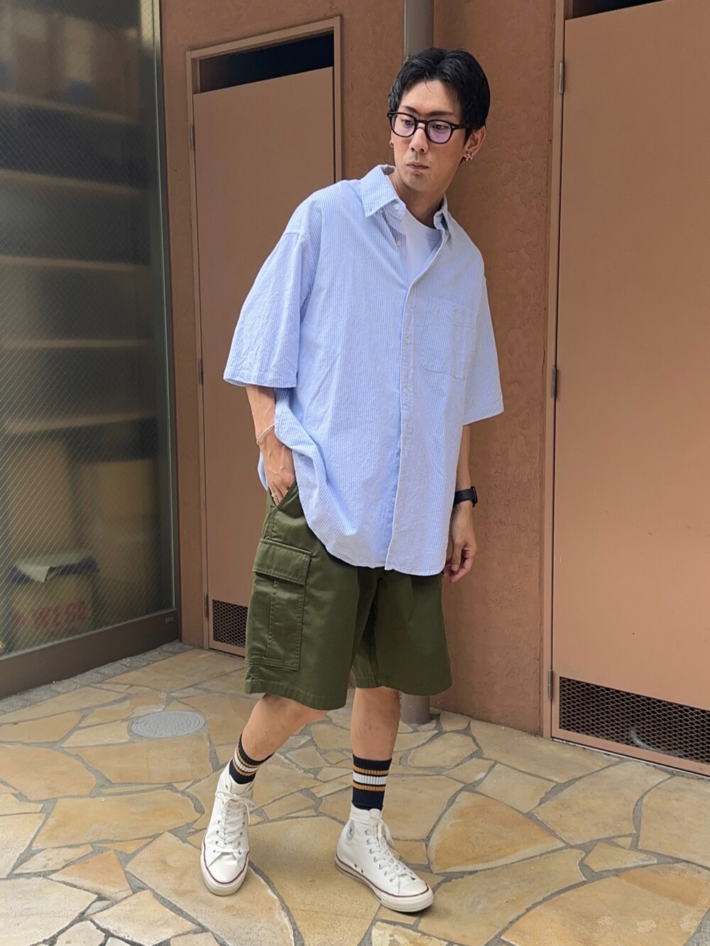 ブルー系のシャツ/ブラウス、ホワイト系のタンクトップ、グリーン系のカーゴパンツを着用したメンズの夏コーディネートの3枚目の写真