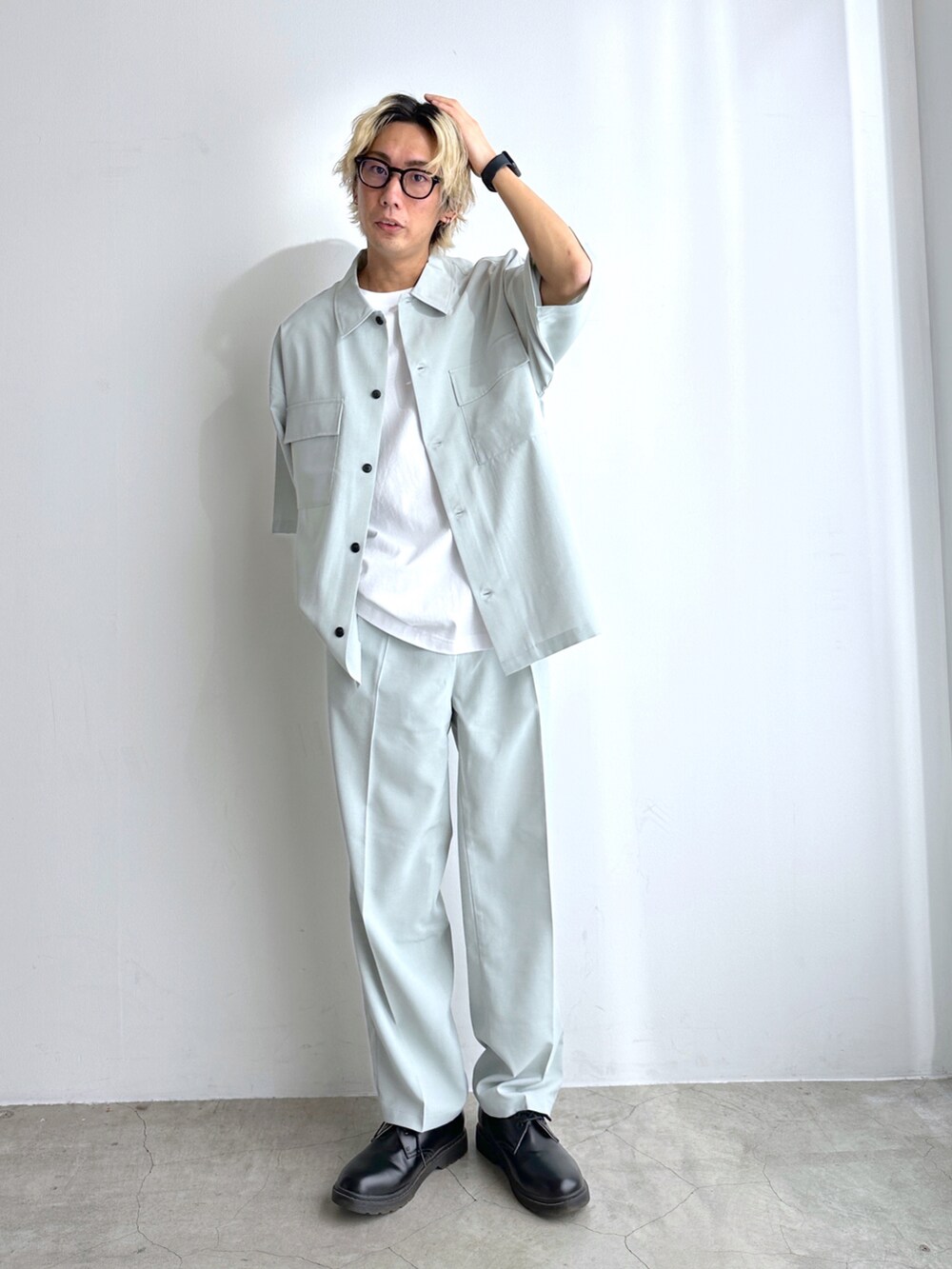 グレー系のシャツ/ブラウス、ホワイト系のTシャツ/カットソー、グレー系のスラックスを着用したメンズの春コーディネートの4枚目の写真