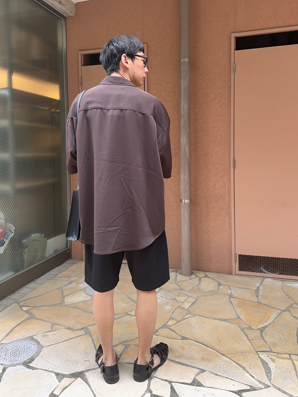 ホワイト系のTシャツ/カットソー、ブラウン系のシャツ/ブラウス、ブラック系のチノパンツを着用したメンズの夏コーディネートの3枚目の写真