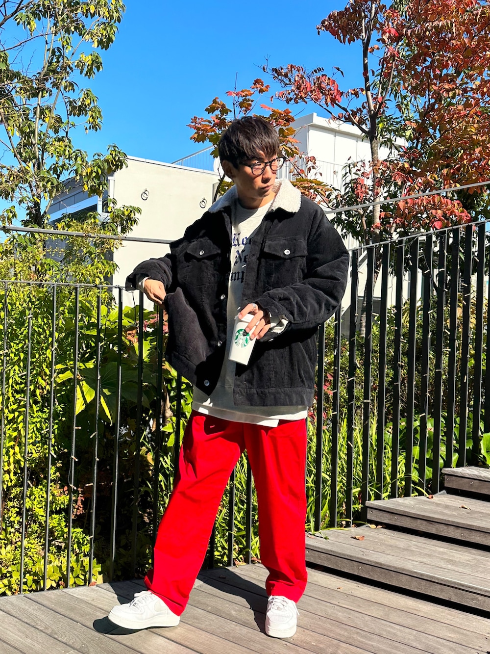 ブラック系のブルゾン、グレー系のスウェット、ホワイト系のTシャツ/カットソーを着用したメンズの秋コーディネートの2枚目の写真