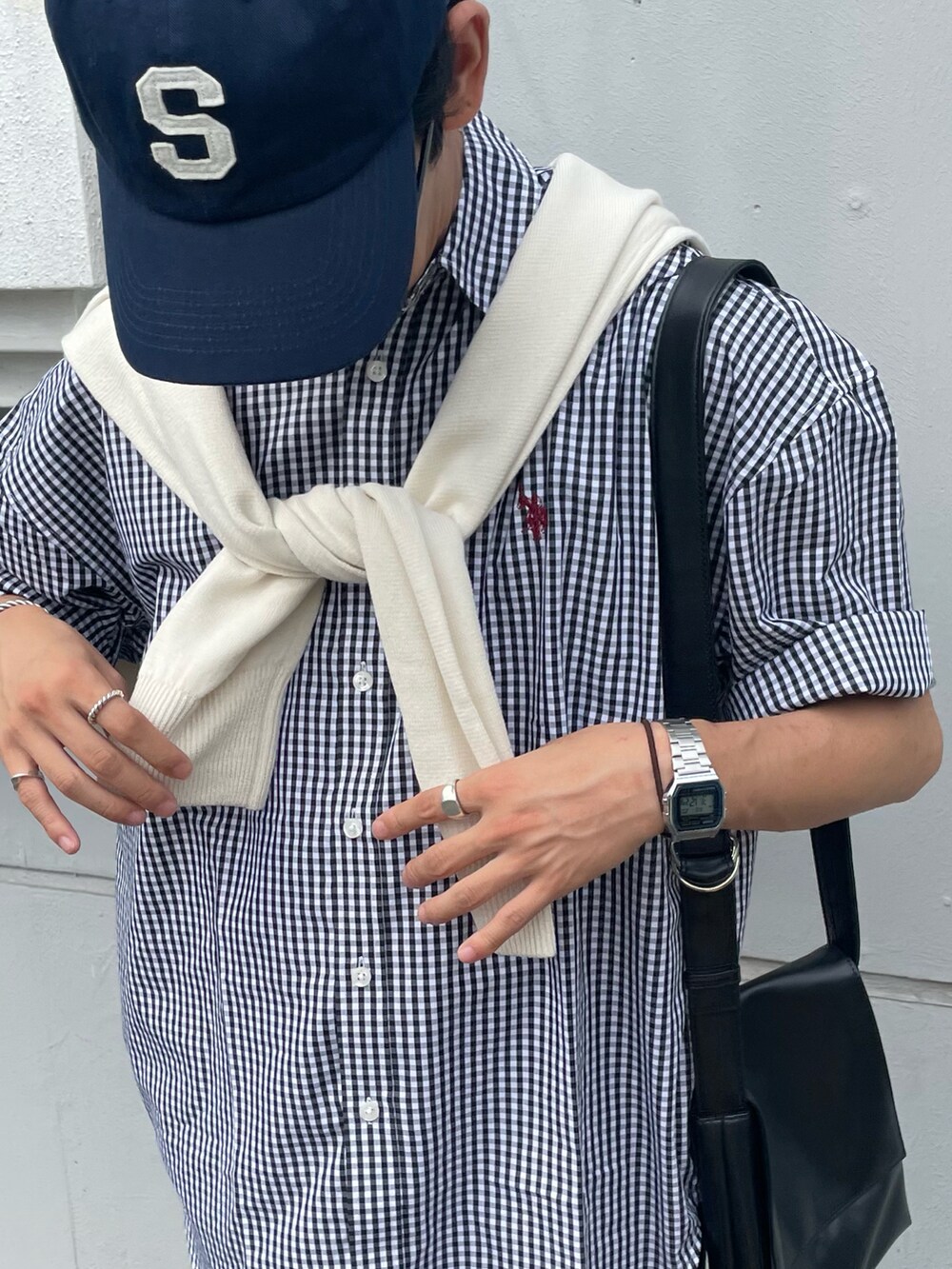 ホワイト系のカーディガン/ボレロ、ブラック系のスラックス、ブラック系のサンダルを着用したメンズの夏コーディネートの2枚目の写真