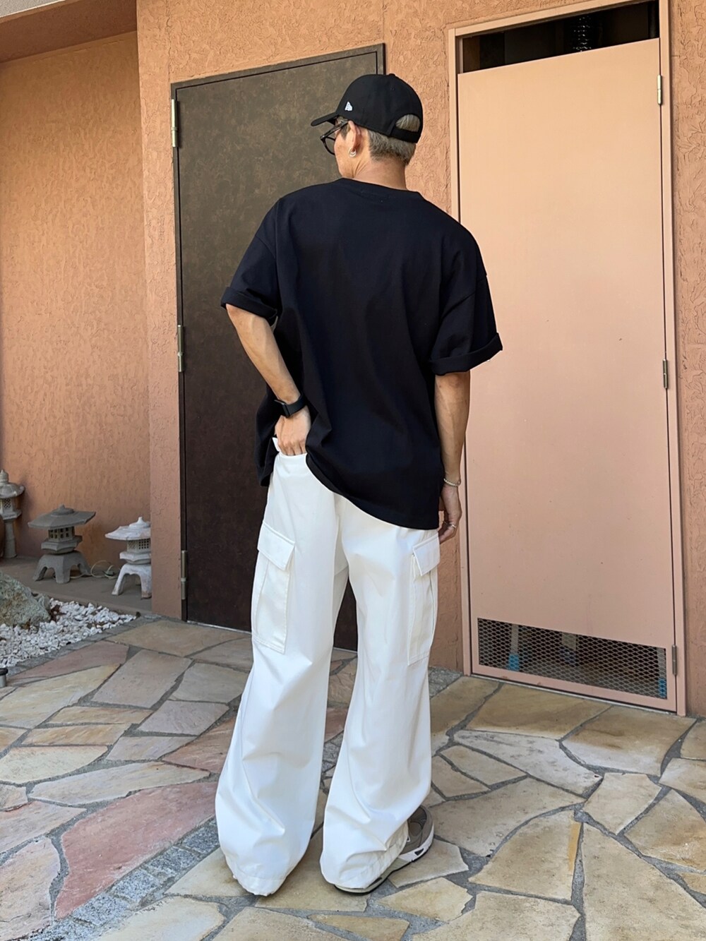 ブラック系のTシャツ/カットソー、ホワイト系のカーゴパンツ、その他のキャップを着用したメンズの夏コーディネートの3枚目の写真