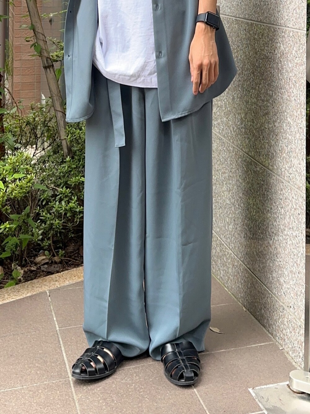 ブルー系のシャツ/ブラウス、ホワイト系のタンクトップ、ブラック系のサンダルを着用したメンズの夏コーディネートの5枚目の写真