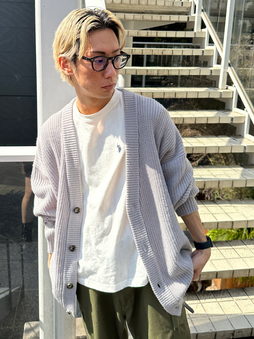 グレー系のカーディガン/ボレロ、ホワイト系のTシャツ/カットソー、グリーン系のカーゴパンツを着用したメンズの春コーディネートの4枚目の写真