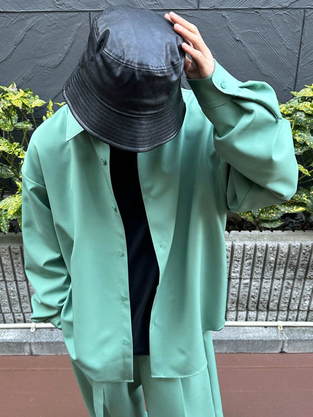 グリーン系のシャツ/ブラウス、ブラック系のTシャツ/カットソー、ホワイト系のスニーカーを着用したメンズの冬コーディネートの4枚目の写真