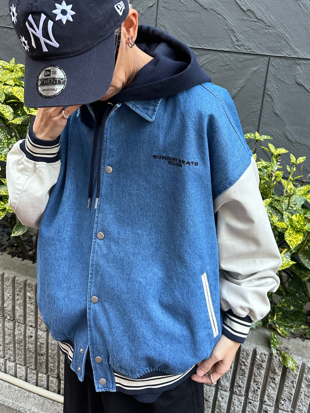 ブルー系のスタジャン、ブルー系のパーカー、ブラック系のチノパンツを着用したメンズの冬コーディネートの5枚目の写真