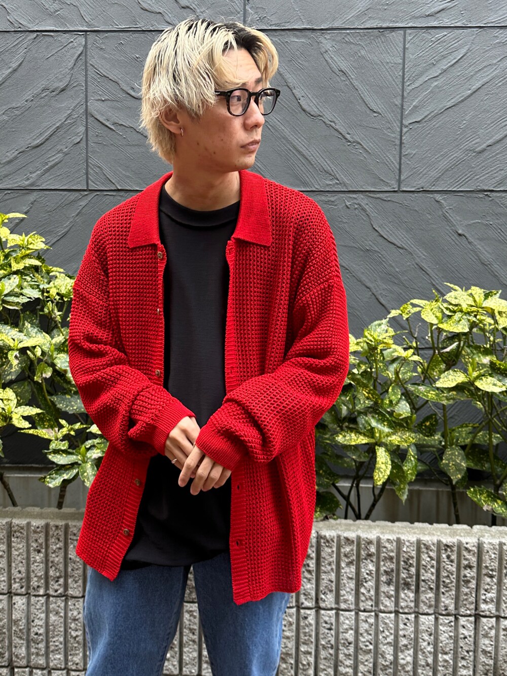 レッド系のカーディガン/ボレロ、ブラック系のTシャツ/カットソー、ブルー系のデニムパンツを着用したメンズの春コーディネートの3枚目の写真