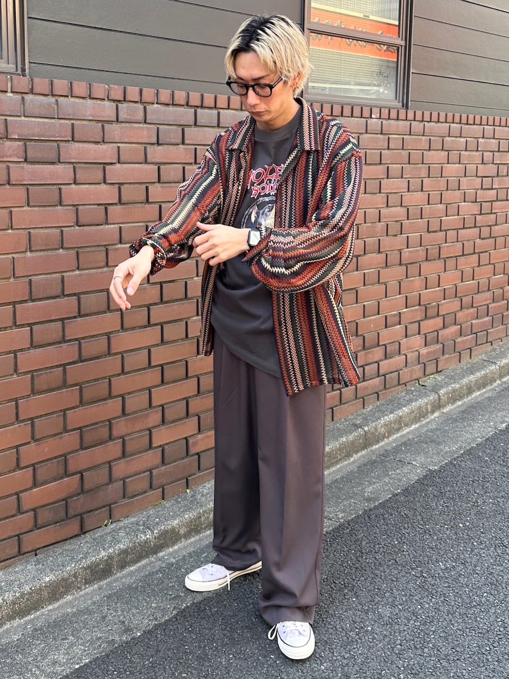 その他のシャツ/ブラウス、その他のTシャツ/カットソー、ブラック系のスラックスを着用したメンズの春コーディネートの2枚目の写真