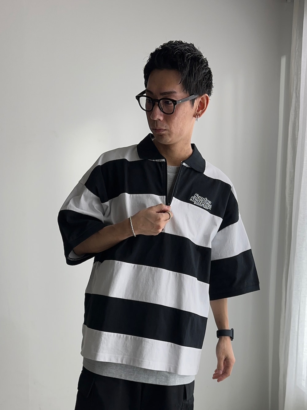 ホワイト系のTシャツ/カットソー、グレー系のTシャツ/カットソー、ブラック系のカーゴパンツを着用したメンズの春コーディネートの5枚目の写真