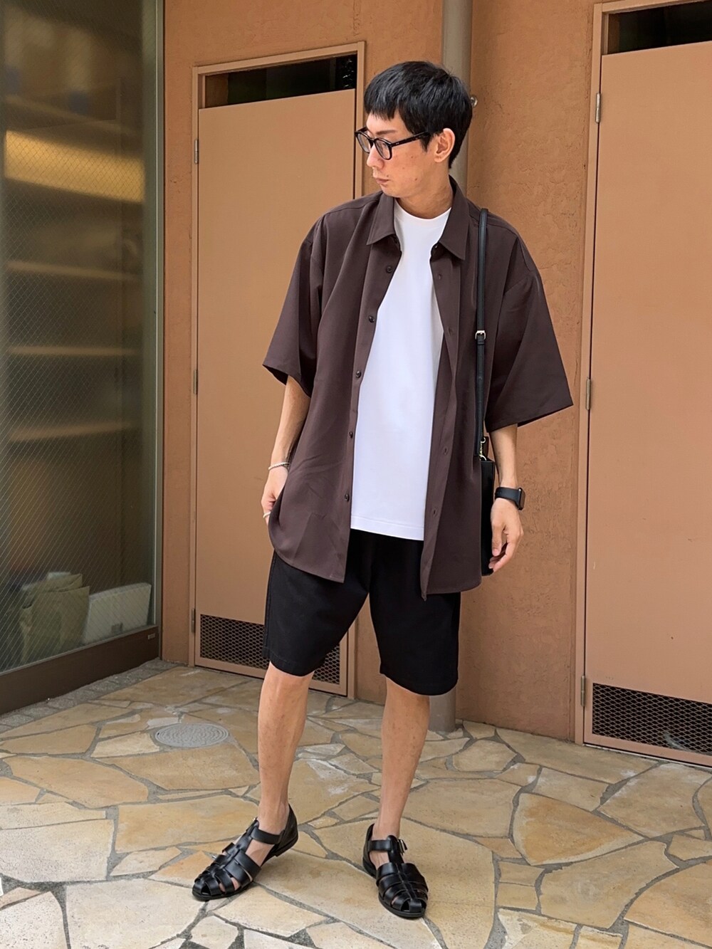 ホワイト系のTシャツ/カットソー、ブラウン系のシャツ/ブラウス、ブラック系のチノパンツを着用したメンズの夏コーディネートの2枚目の写真
