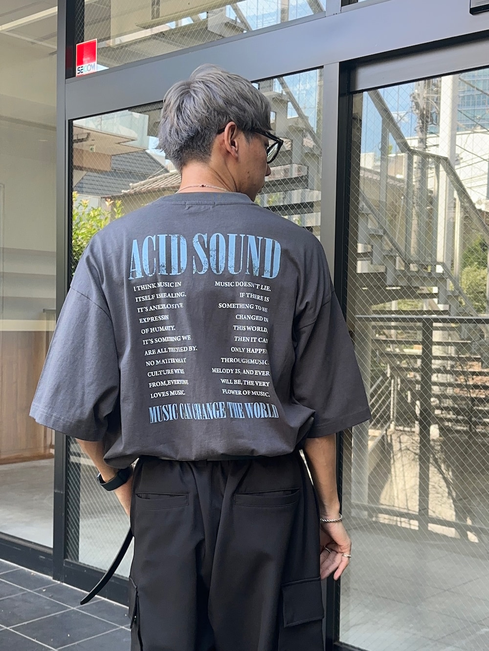 その他のTシャツ/カットソー、ブラック系のカーゴパンツを着用したメンズの夏コーディネートの4枚目の写真