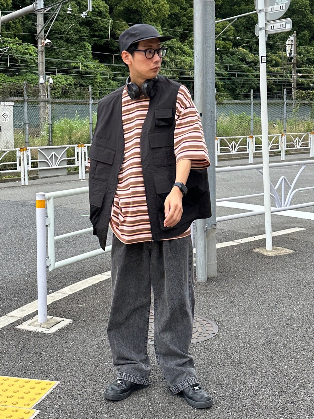 ブラック系のベスト、その他のTシャツ/カットソー、ブラック系のデニムパンツを着用したメンズの夏コーディネートの3枚目の写真