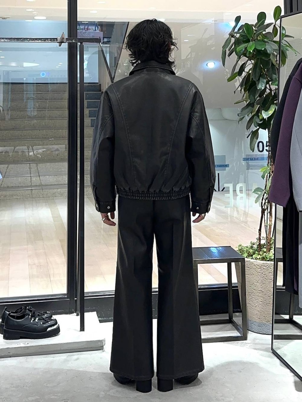 ブラック系のその他パンツ、ブラック系のブーツ、ブラック系のスウェットを着用したメンズの冬コーディネートの3枚目の写真