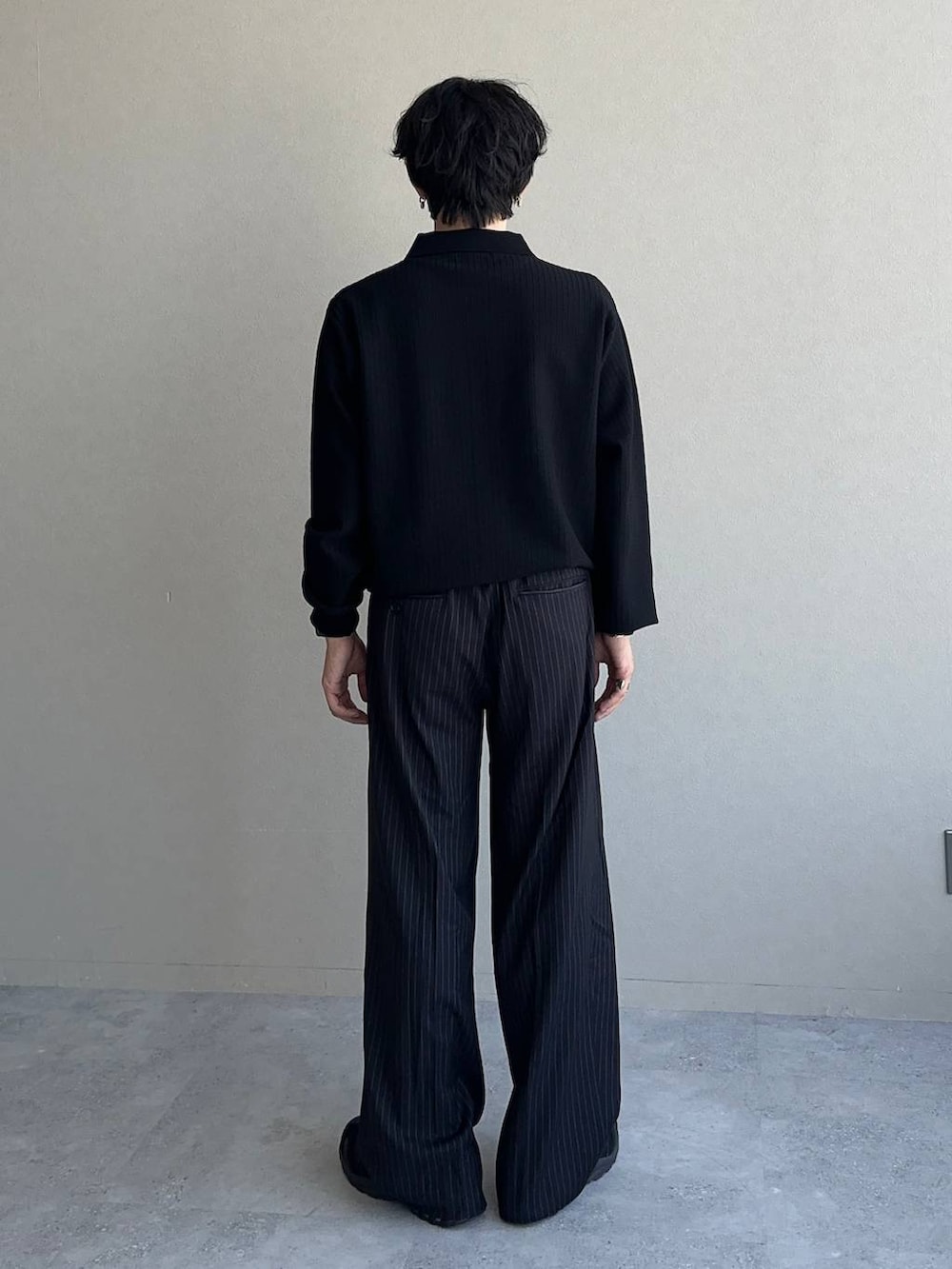 その他のスラックス、ブラック系のニット/セーターを着用したメンズの秋コーディネートの3枚目の写真