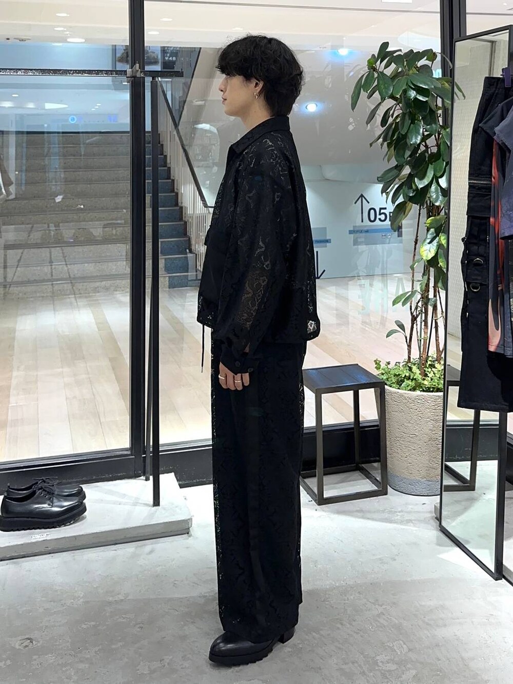 ブラック系のその他パンツ、グレー系のTシャツ/カットソー、ブラック系のドレスシューズを着用したメンズの夏コーディネートの2枚目の写真