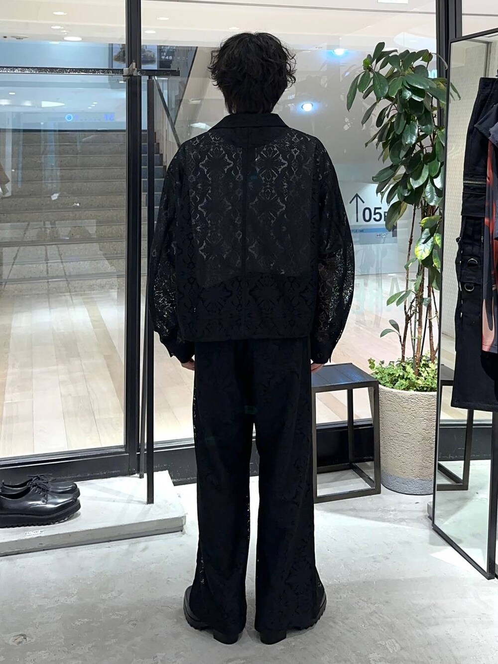 ブラック系のその他パンツ、グレー系のTシャツ/カットソー、ブラック系のドレスシューズを着用したメンズの夏コーディネートの3枚目の写真