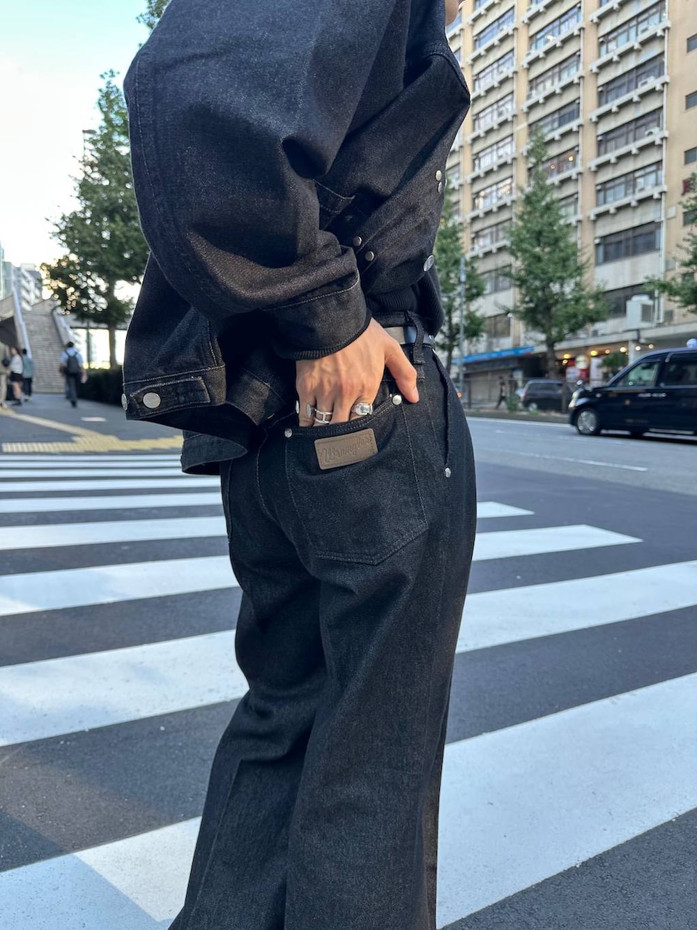 ブラック系のTシャツ/カットソー、ブラック系のデニムパンツ、ブラック系のデニムジャケットを着用したメンズの秋コーディネートの3枚目の写真