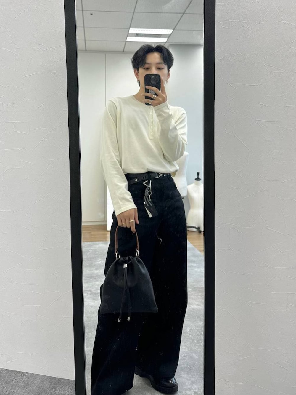 ブラック系のデニムパンツ、ブラック系のショルダーバッグを着用したメンズの春コーディネートの3枚目の写真