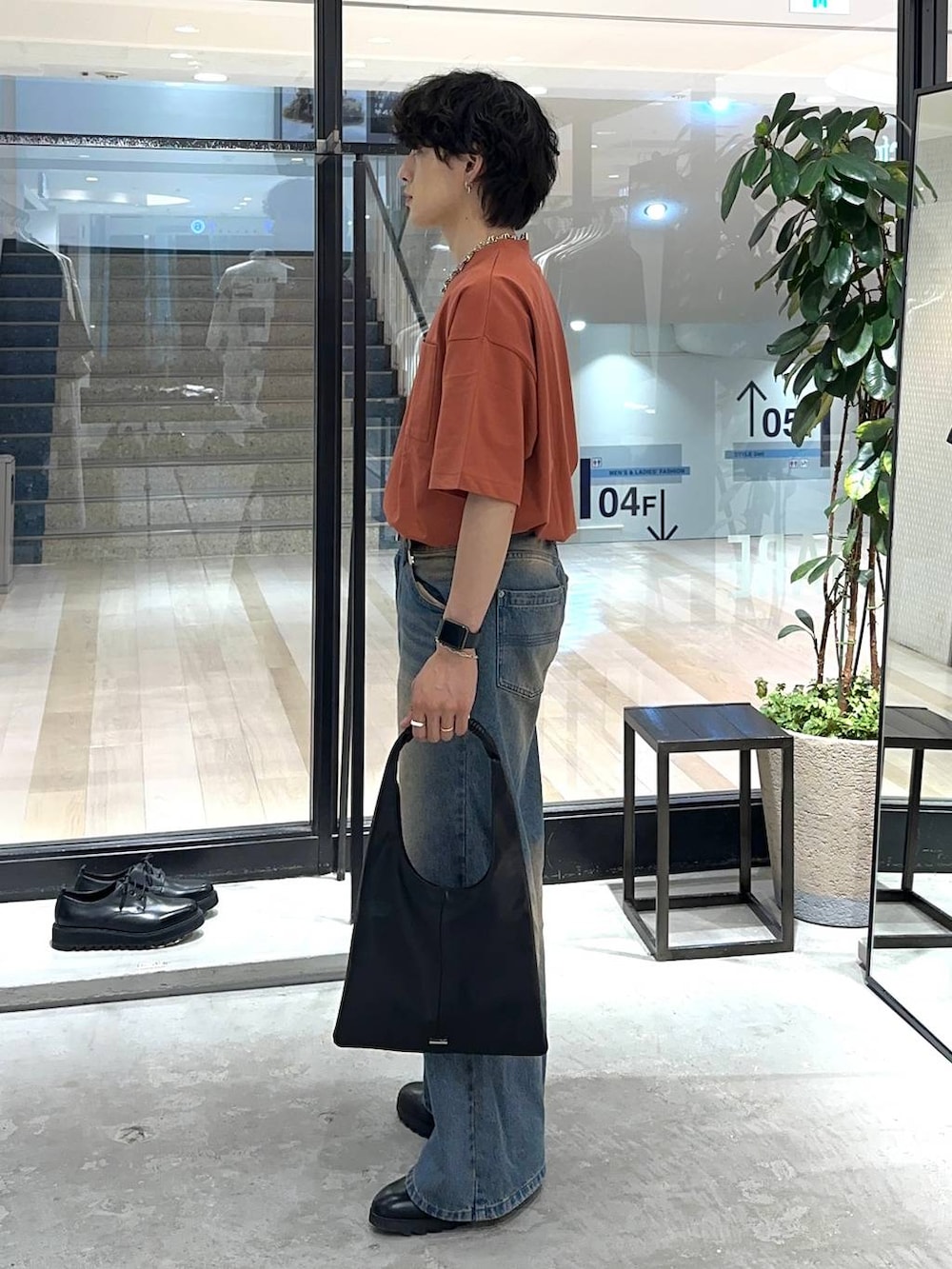 「モテ、韓国系、きれいめ、デート/ロマンティック、着痩せ、モード、ネックレス、HARE、着痩せ・細見え、パーマ、Tシャツ、ワイドパンツ、デニムパンツ、夏コーデ」｜「HAREのシャークヒールZIPシューズ(HARE)（ドレスシューズ、ブラック系）」を使った、Shotaさん（メンズ・170cm）の夏コーディネートの2枚目の写真