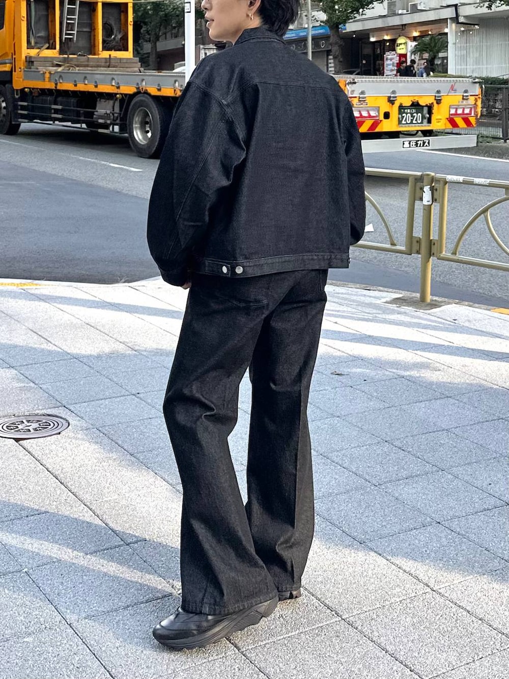 ブラック系のTシャツ/カットソー、ブラック系のデニムパンツ、ブラック系のデニムジャケットを着用したメンズの秋コーディネートの4枚目の写真