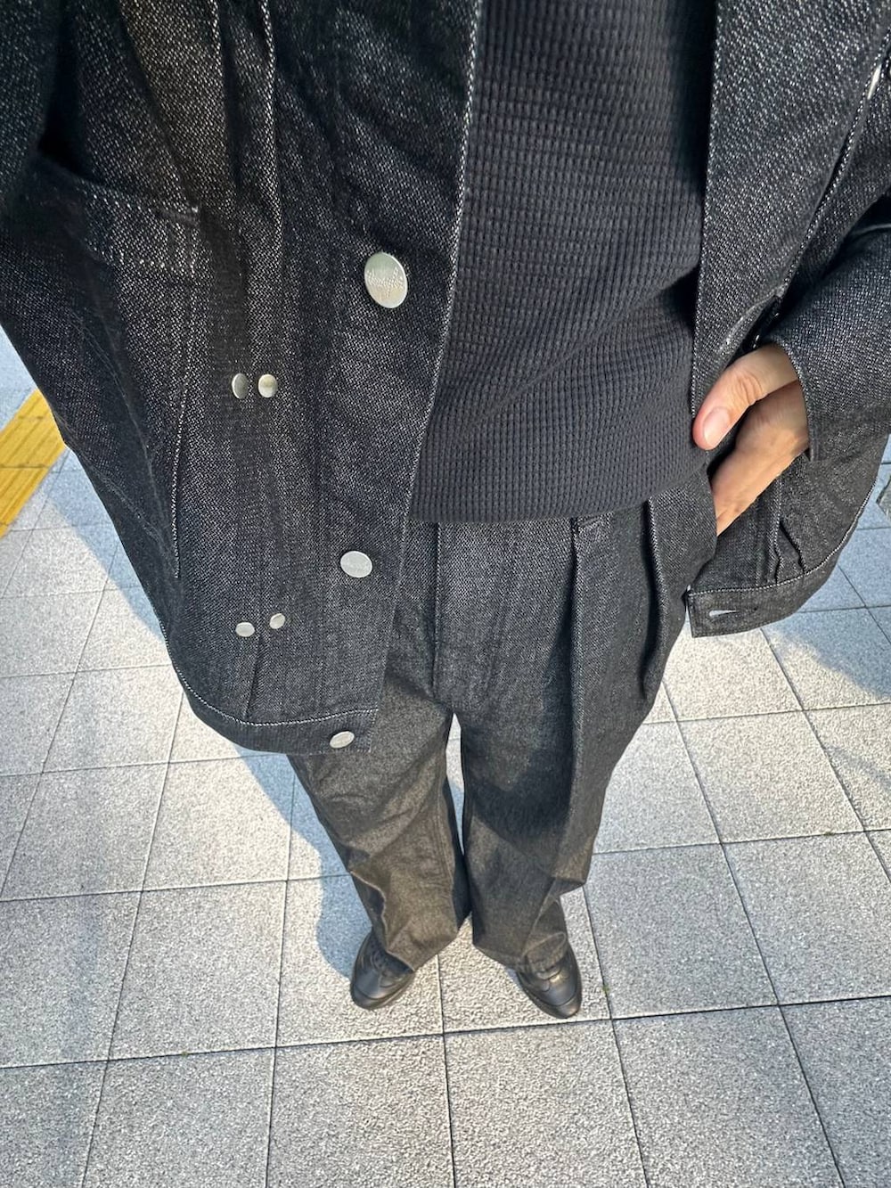 ブラック系のTシャツ/カットソー、ブラック系のデニムパンツ、ブラック系のデニムジャケットを着用したメンズの秋コーディネートの6枚目の写真