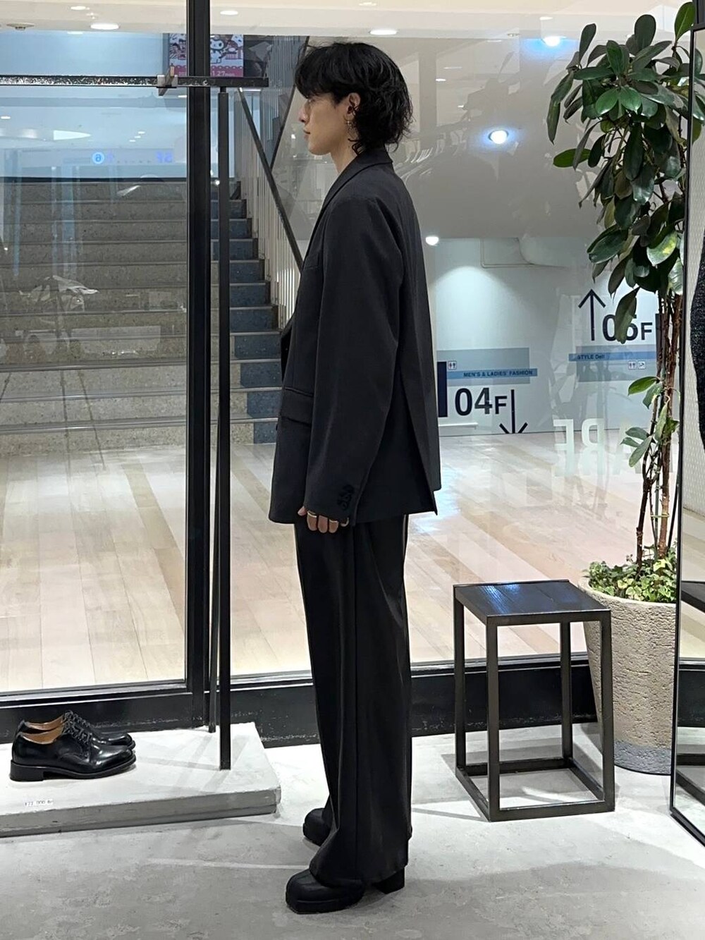 「モテ、韓国系、きれいめ、デート/ロマンティック、冬コーデ、着痩せ、モード、ネックレス、HARE、着痩せ・細見え、パーマ、ジャケット、ロンT、ワイドパンツ」｜「HAREのウェスタンバックルベルト(HARE)（ベルト、ブラック系）」を使った、Shotaさん（メンズ・170cm）の冬コーディネートの2枚目の写真