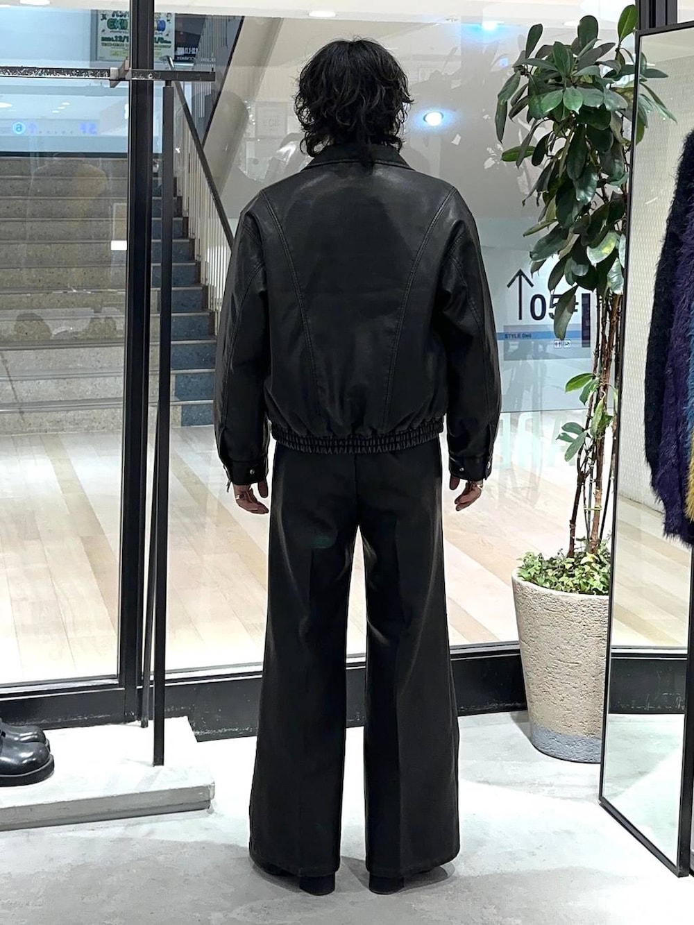 ブラック系のその他パンツ、ブラック系のブーツ、ブラック系のブルゾンを着用したメンズの冬コーディネートの3枚目の写真