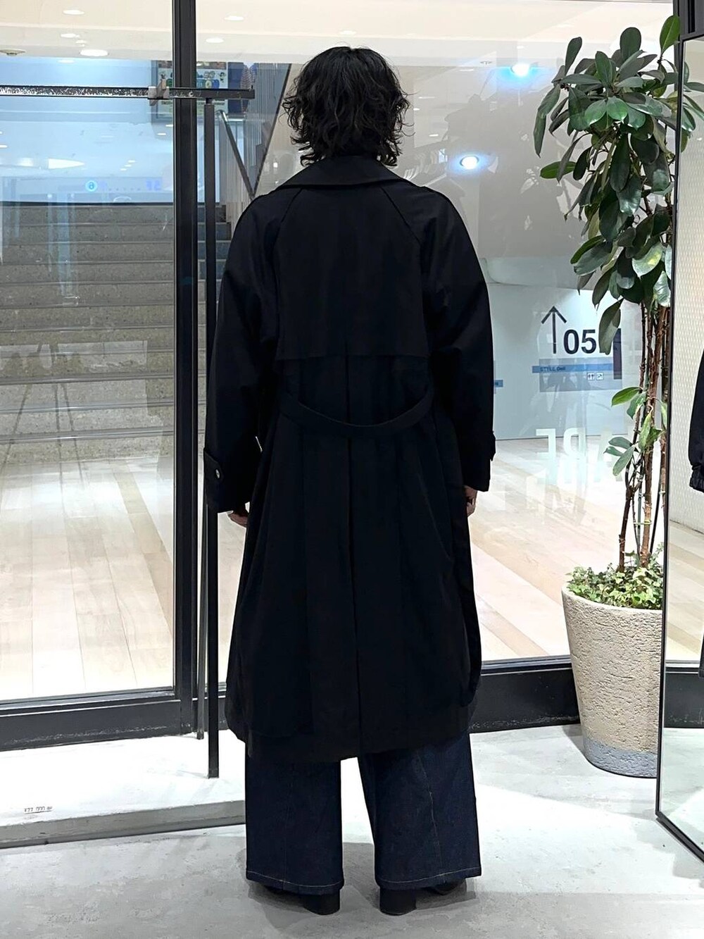 ブラック系のブーツ、ブラック系のスウェット、ブルー系のデニムパンツを着用したメンズの冬コーディネートの3枚目の写真