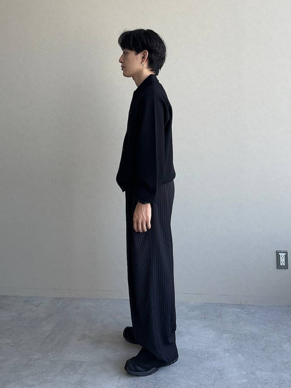 その他のスラックス、ブラック系のニット/セーターを着用したメンズの秋コーディネートの2枚目の写真