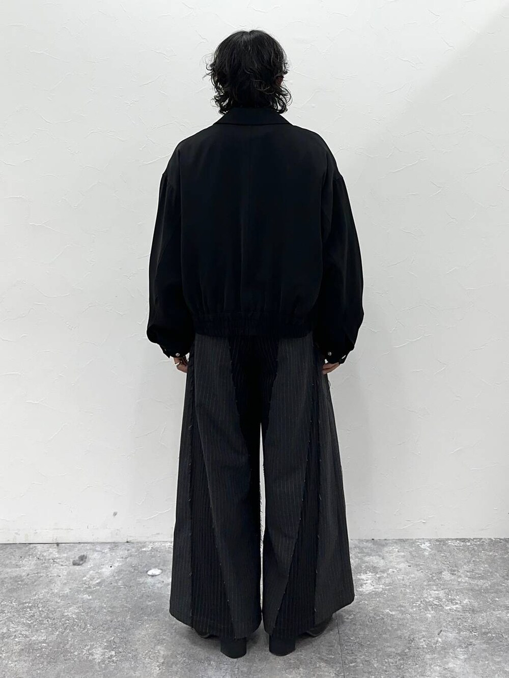 ブラック系のブーツ、ブラック系のその他パンツ、ホワイト系のスウェットを着用したメンズの冬コーディネートの3枚目の写真