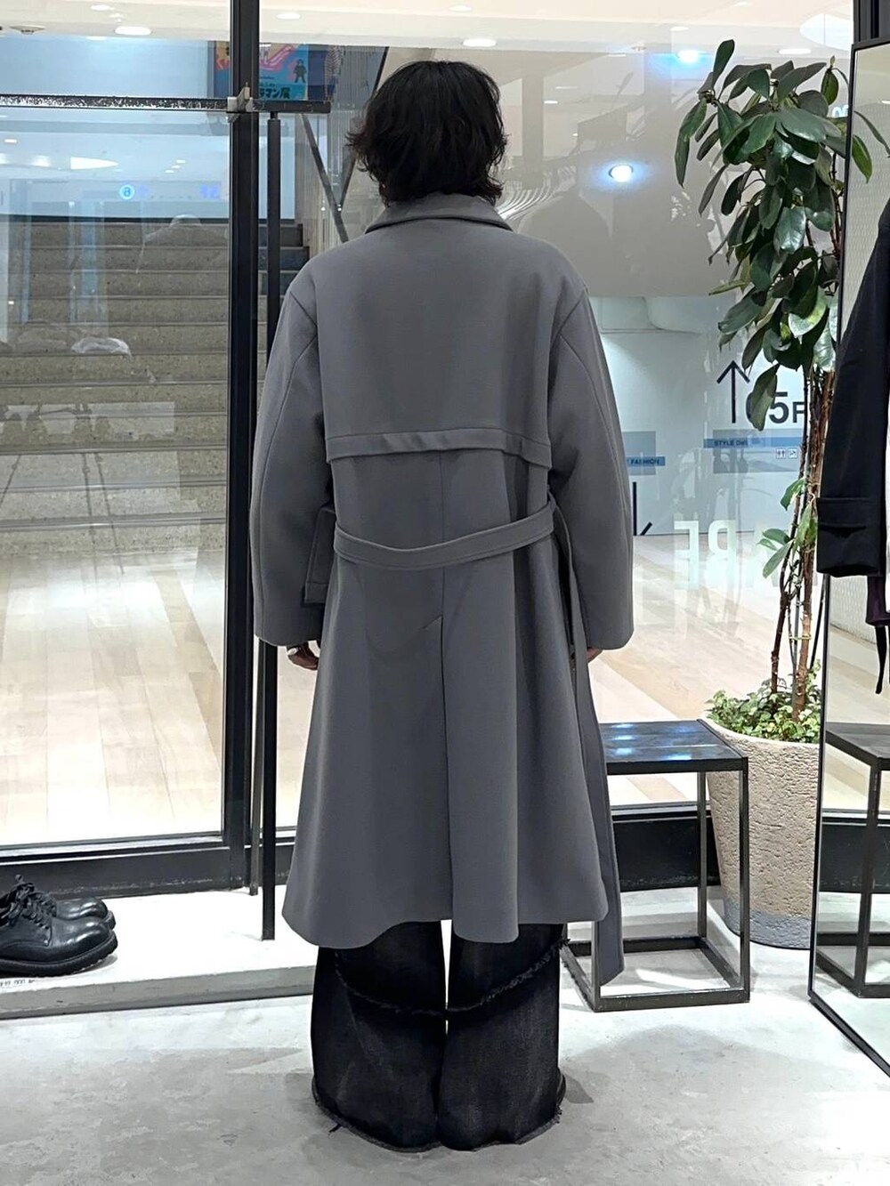 「モテ、韓国系、きれいめ、デート/ロマンティック、冬コーデ、着痩せ、モード、ネックレス、HARE、着痩せ・細見え、パーマ、コート、ニット、ワイドパンツ、デニムパンツ」｜「HAREのコンバートフリンジデニムパンツ(HARE)（デニムパンツ、ブラック系）」を使った、Shotaさん（メンズ・170cm）の秋コーディネートの3枚目の写真