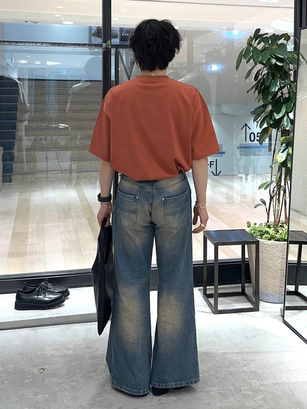 「モテ、韓国系、きれいめ、デート/ロマンティック、着痩せ、モード、ネックレス、HARE、着痩せ・細見え、パーマ、Tシャツ、ワイドパンツ、デニムパンツ、夏コーデ」｜「HAREのシャークヒールZIPシューズ(HARE)（ドレスシューズ、ブラック系）」を使った、Shotaさん（メンズ・170cm）の夏コーディネートの3枚目の写真
