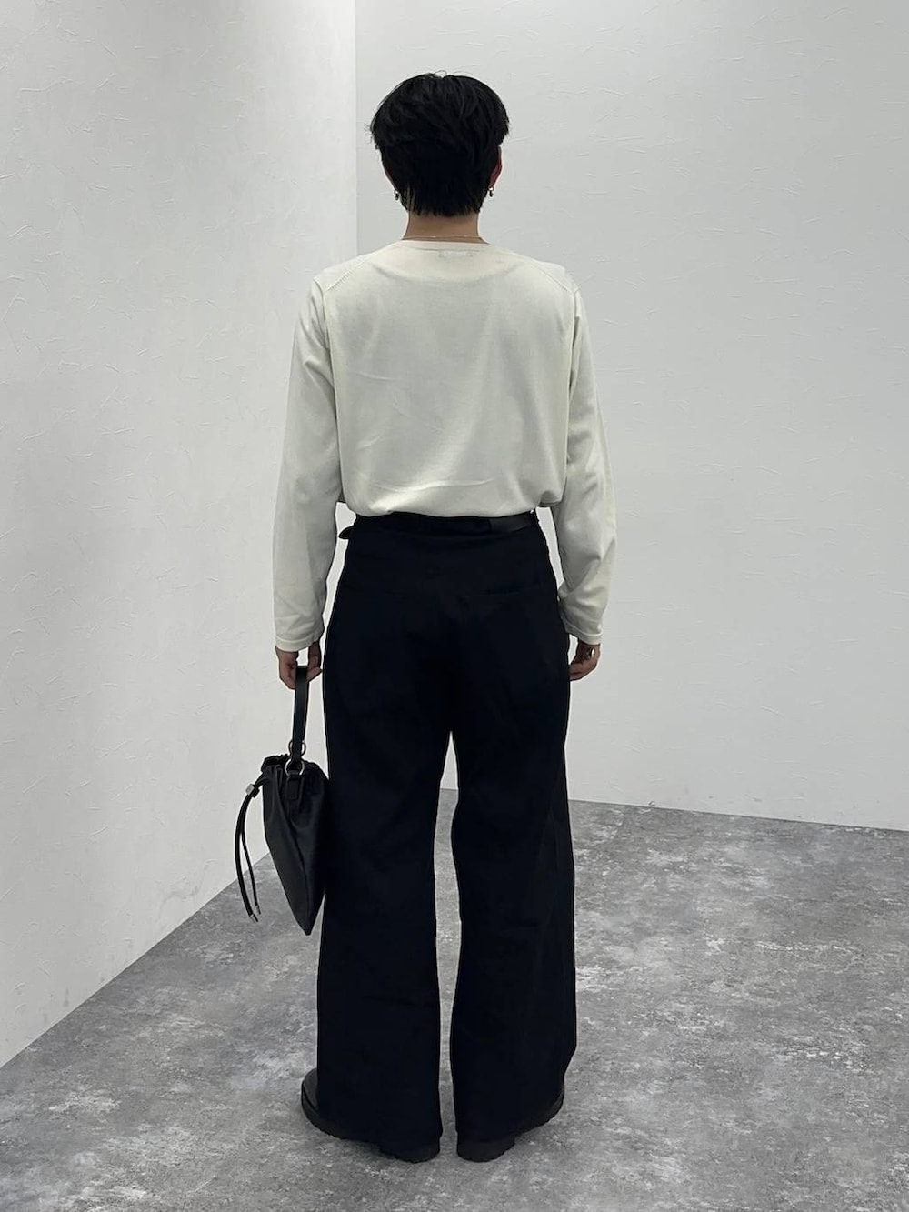 ブラック系のデニムパンツ、ブラック系のショルダーバッグを着用したメンズの春コーディネートの5枚目の写真