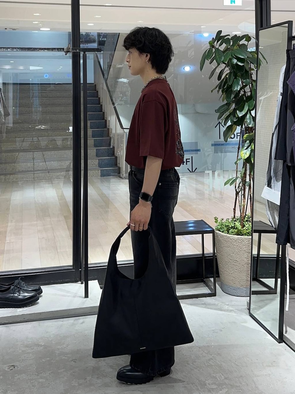 ブラウン系のTシャツ/カットソー、ブラック系のデニムパンツ、ブラック系のドレスシューズを着用したメンズの夏コーディネートの2枚目の写真