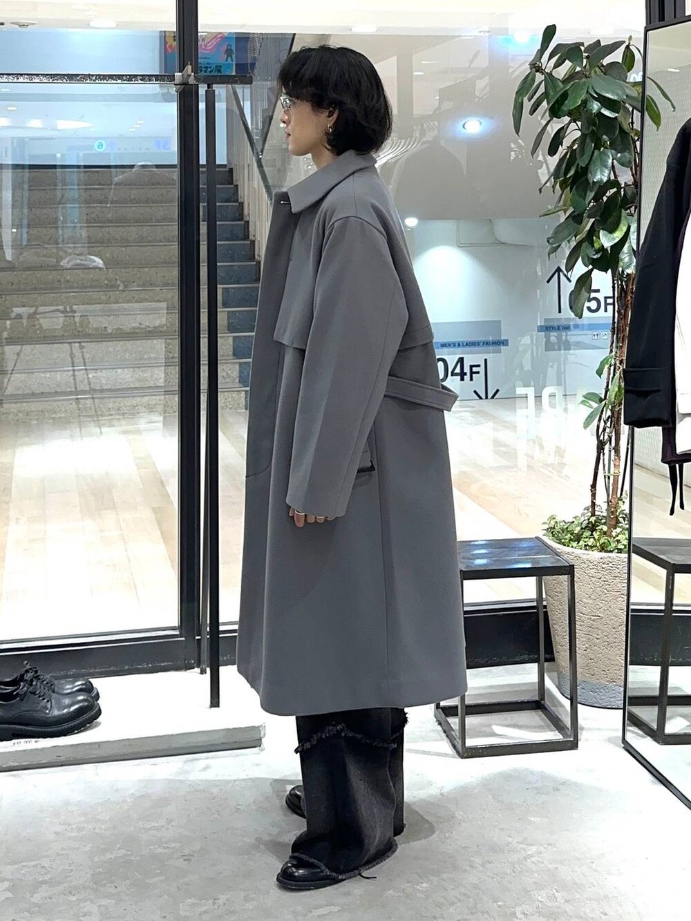 「モテ、韓国系、きれいめ、デート/ロマンティック、冬コーデ、着痩せ、モード、ネックレス、HARE、着痩せ・細見え、パーマ、コート、ニット、ワイドパンツ、デニムパンツ」｜「HAREのコンバートフリンジデニムパンツ(HARE)（デニムパンツ、ブラック系）」を使った、Shotaさん（メンズ・170cm）の秋コーディネートの2枚目の写真