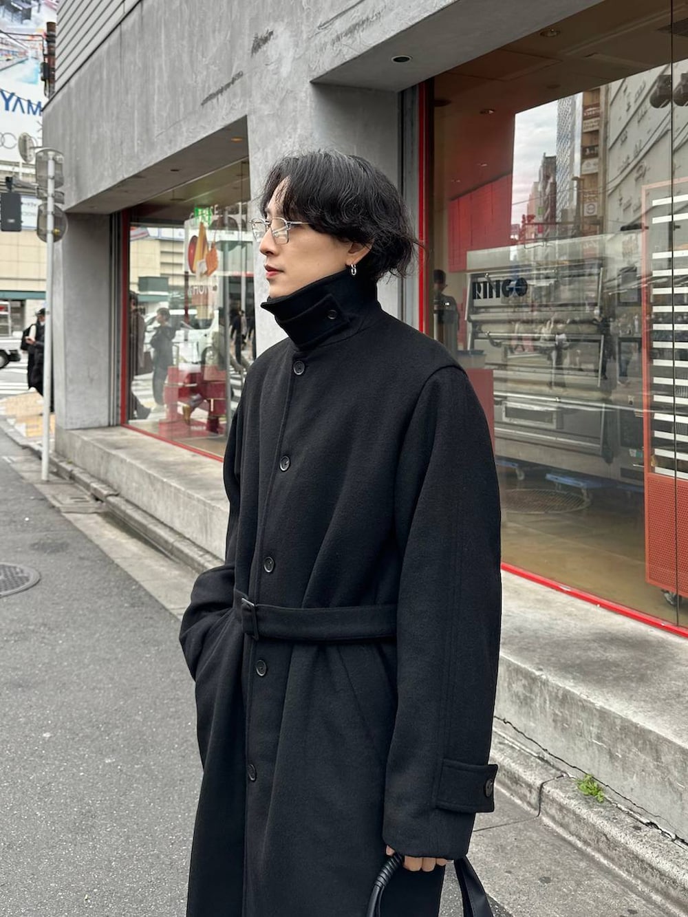「モテ、韓国系、きれいめ、デート/ロマンティック、冬コーデ、着痩せ、モード、ネックレス、HARE、着痩せ・細見え、パーマ、コート、ニット、スラックス、秋コーデ」｜「HAREのウールステンカラーコート(HARE)（ステンカラーコート、ブラック系）」を使った、Shotaさん（メンズ・170cm）の秋コーディネートの3枚目の写真