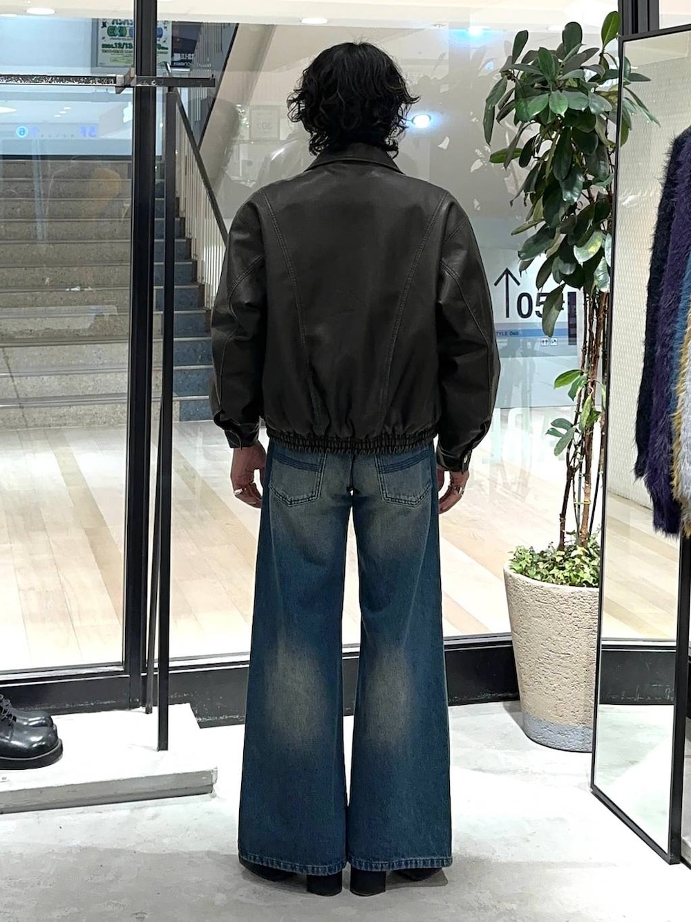 ホワイト系のシャツ/ブラウス、ブルー系のデニムパンツ、ブラック系のブーツを着用したメンズの冬コーディネートの3枚目の写真